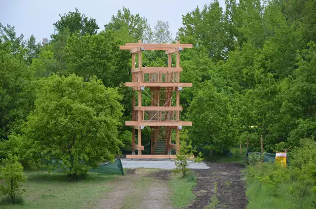 Dziewięciometrowa wieża na Maślicach w Parku Świetlików we Wrocławiu