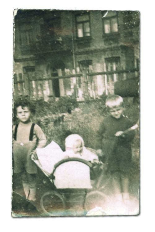 Bialystok, 1943 rok. Moi bracia i mala siostra przed...