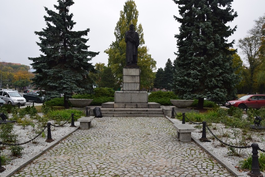W miejscu, gdzie dziś stoi pomnik Adama Mickiewicza w...