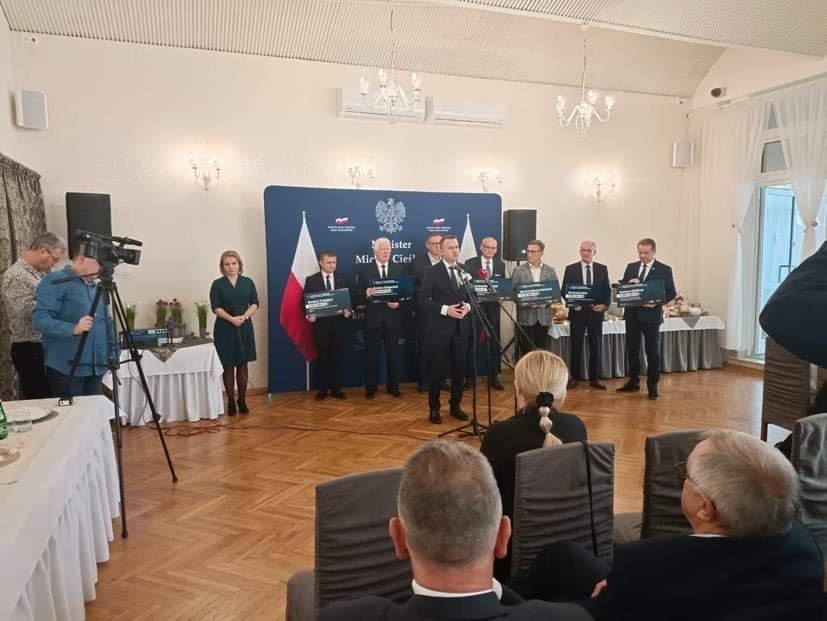 Minister i poseł Michał Cieślak w Busku-Zdroju wręczał promesy na pieniądze z Polskiego Ładu