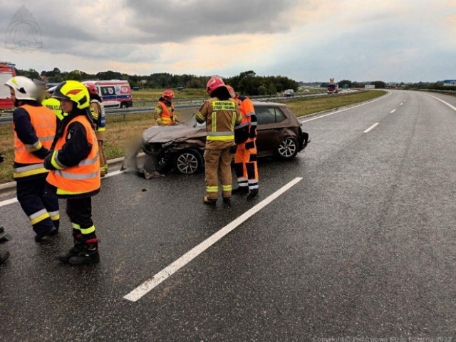 Na miejscu interweniują służby: straż pożarna, policja i pogotowie