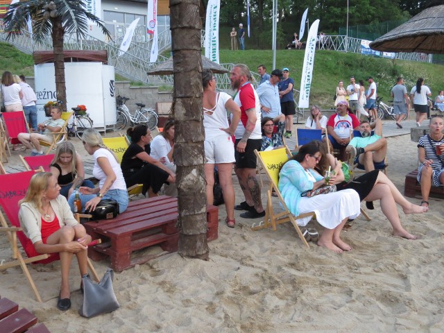 Na plaży nad Jeziorem Zamkowym w Wąbrzeźnie regularnie organizowane są imprezy na plaży