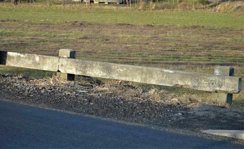 Wojnarowa. Od lat walczą o budowę chodnika przy ruchliwej drodze. Na razie bezskutecznie [ZDJĘCIA]