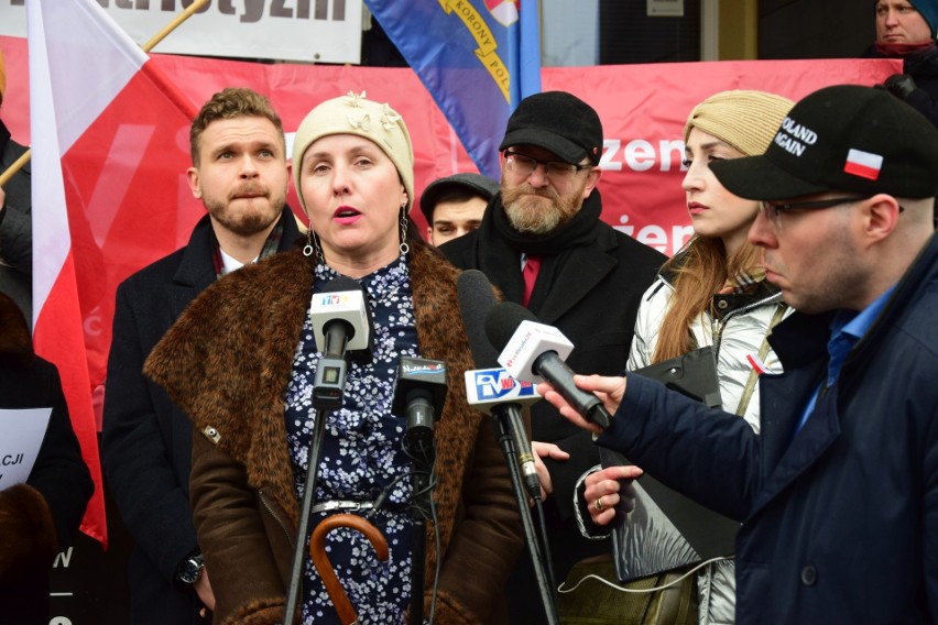Pikietowali w Tarnobrzegu w sprawie nauczycielki z Niska, na którą poskarżyli się ukraińscy uczniowie. Zobacz zdjęcia  
