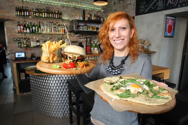 Malwina Wójcicka, menedżer Renamentu zaprasza na urodzinowe przysmaki - baoburger i podpłomyk, w promocyjnych cenach.