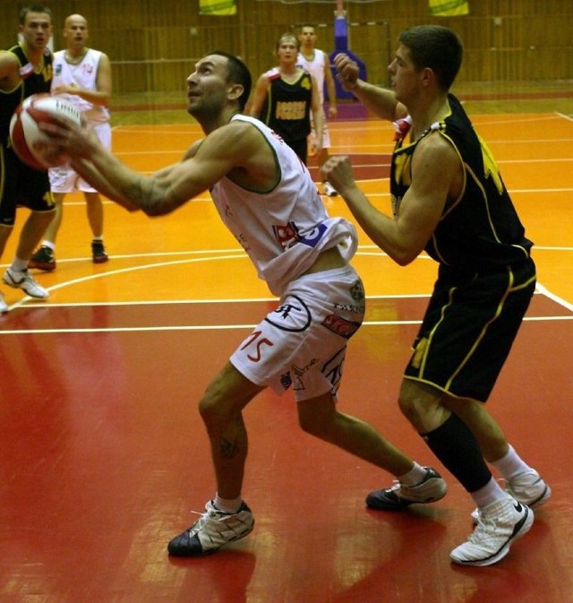 Koszykarze Siarki Tarnobrzeg (z piłką Michał Marciniak) podejmować będą we własnej hali rywali z Krosna.