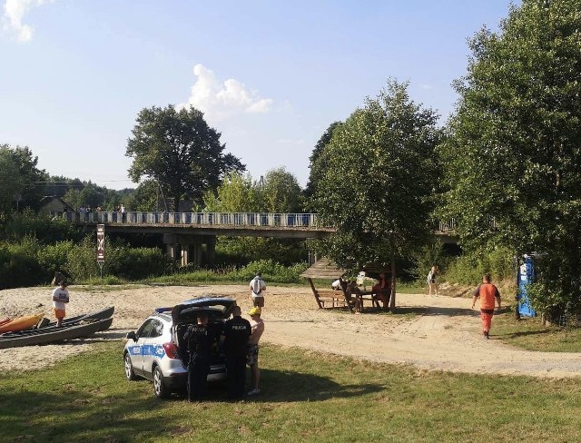 Na miejscu, w gminie Bałtów topielca szukali strażacy i policjanci.