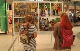 W Sosnowiec Plaza trwa wystawa fotografii "Dzieci Świata" pod patronatem UNICEF, prezentująca najmłodszych z odległych krajów świata. WIDEO