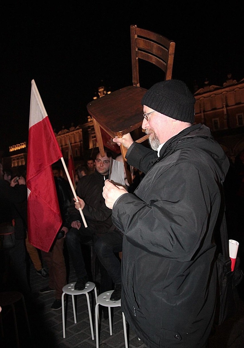 Kraków. Korwinowcy w obronie zatrzymanego za atak krzesłem [ZDJĘCIA, WIDEO]