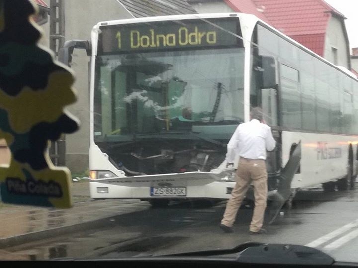 Daleszewo: Autobus zderzył się z osobówką [zdjęcia]