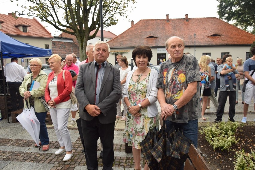 Seniorzy na koncercie Waweli. Krzeszowickie integracje z tańcami przed sceną [ZDJĘCIA]