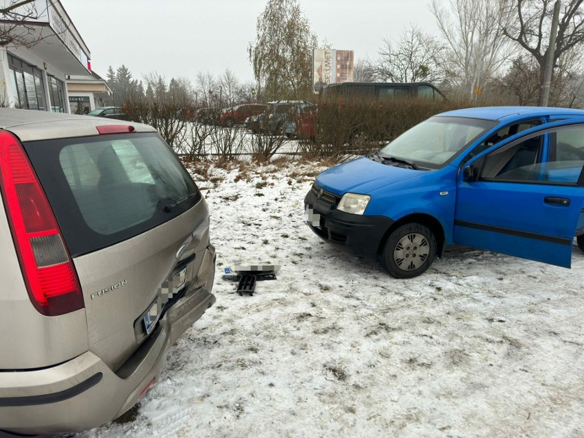 Wypadek drogowy w Toruniu z udziałem trzech samochodów osobowych. Interweniowała straż pożarna [ZDJĘCIA]
