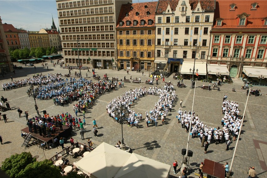 Wielki napis "POKÓJ" na płycie wrocławskiego Rynku. Zobacz, czy jesteś na zdjęciach (FOTO, FILM)