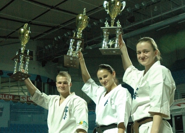 Nasi medaliści z pucharami otrzymanymi za miejsce na podium (od lewej): Konrad Kozubowski, Aleksandra Bukowa i Anna Kolasińska.