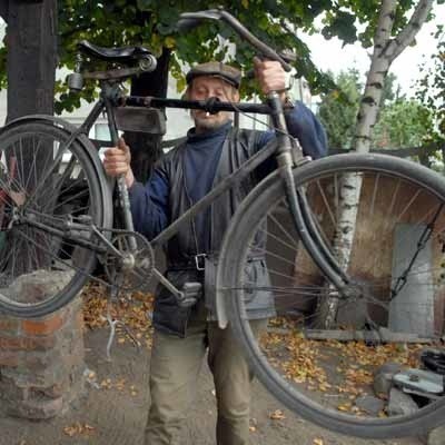 - Właściwie roweru można jeszcze używać, jest sprawny i dobrze się prowadzi - sprawdził Marian Kwaśny. Jednak drugiego takiego egzemplarza prawdopodobnie nie ma w Polsce, stąd trzeba go pieczołowicie chronić w muzeum.