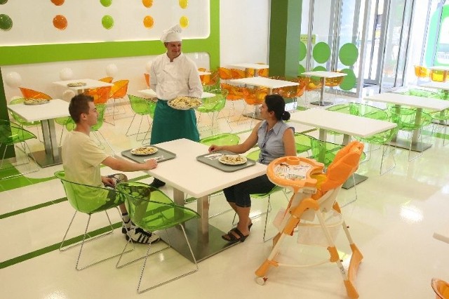 Wnętrze Ludwika XXI jest urządzone na biało, z akcentami o nasyconych odcieniach zieleni i pomarańczu. Rodzice mogą do stolika dostawić fotelik do karmienia.