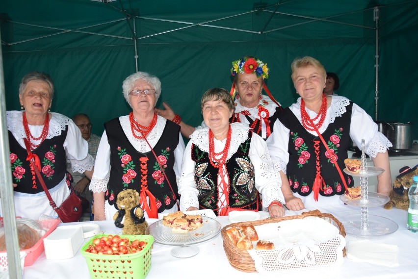 Parada i tańce instrumentalistów w Skale. Festiwal Orkiestr Wojskowych i Dętych