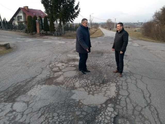 Członek zarządu powiatu kieleckiego Cezary Majcher i radny gminy Piekoszów Jacek Zegadło wskazują miejsca wymagające remontu.