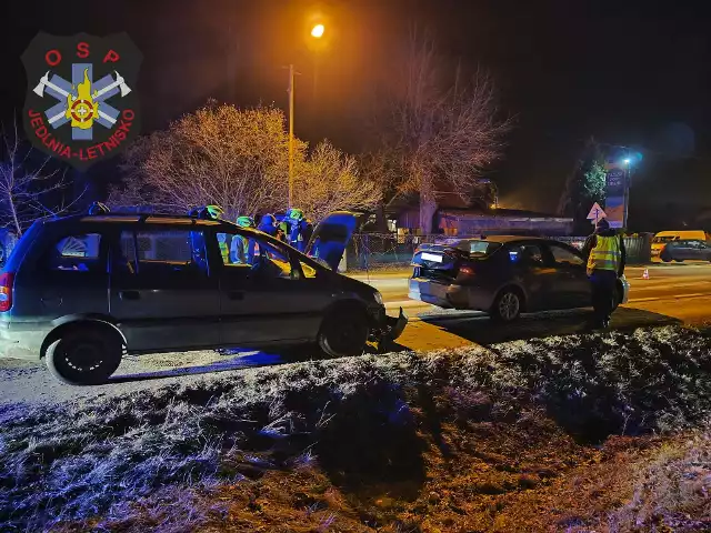 Strażacy pomagali usunąć skutki wypadku w Antoniówce pod Radomiem.