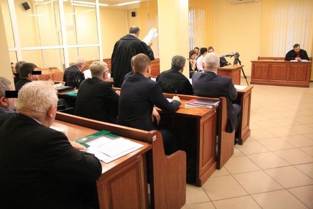 Na ławie oskarżonych zasiada 13 urzędników i przedsiębiorców. Kolejna rozprawa ma się odbyć 13 lutego.