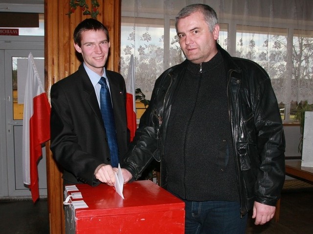 W siedzibie komisji nr 1 w dawnej kawiarni ośrodka sportu głosowali razem ojciec z synem Adam i Przemysław Uss.
