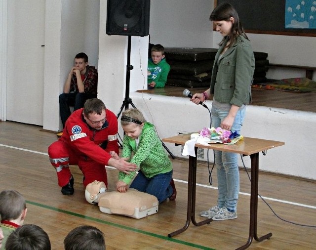 Dzieci z chmielowskiej szkoły pokazali, że potrafią wykonać prawidłowy masaż serca.