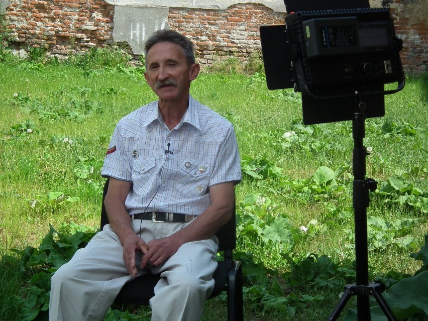 Przed  kamerą o swoich losach opowiadał Ryszard Szałapski.