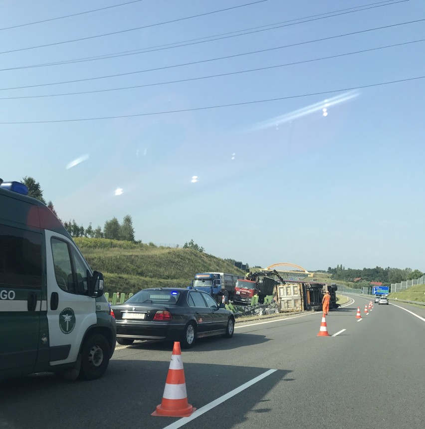 Ciężarówka ze złomem wywróciła się na autostradzie A1 w...