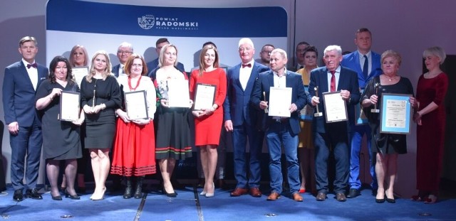 Laureaci Konkursu Gospodarczego &quot;Perła Powiatu&quot; wraz z organizatorami konkursu.