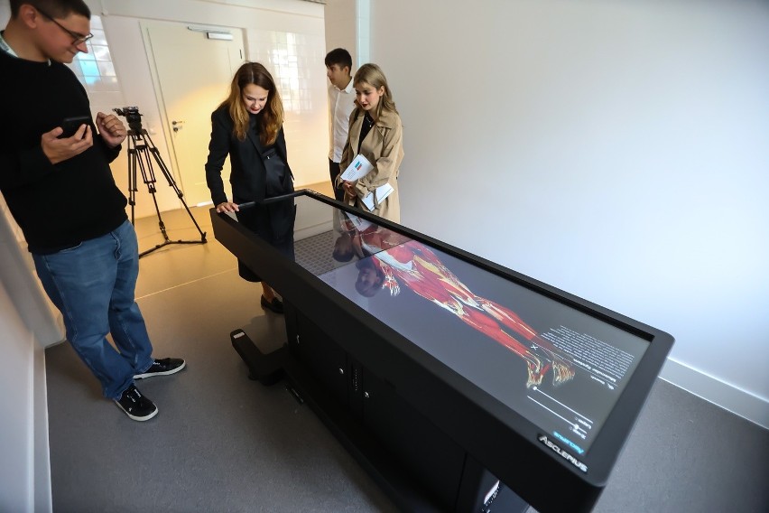 Multimedialne stoły do nauki anatomii wyposażone są w...
