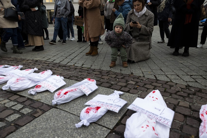 Na Rynku Głównym w Krakowie manifestowali solidarność z Palestyną pod hasłem "Stop ludobójstwu"