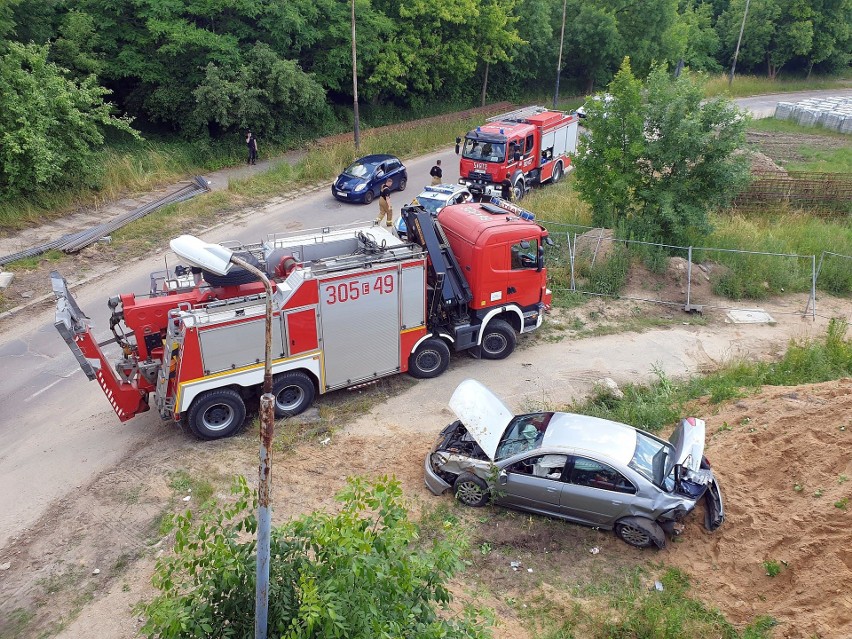 Samochód osobowy spadł z wiaduktu! Kierowca był trzeźwy. Tak doszło do wypadku na Przybyszewskiego WIDEO! ZDJĘCIA