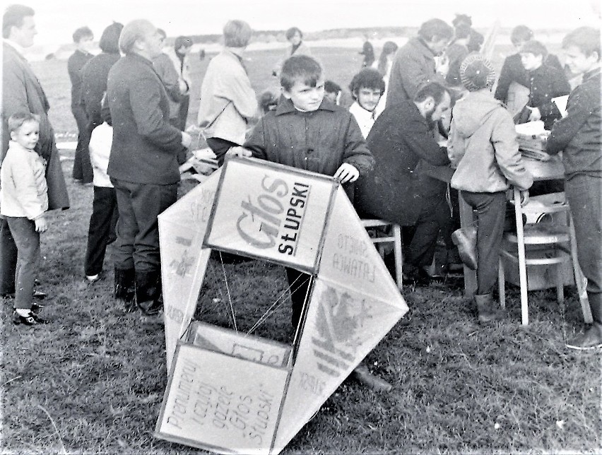 Rok 1972, latawiec reklamujący „Głos Słupski” – poprzednika...