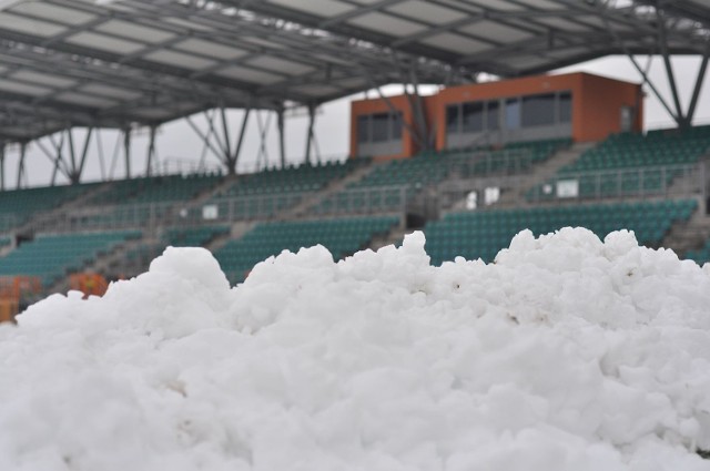 Do niedzieli na stadionie Miejskiego Ośrodka Sportu i Rekreacji w Tarnobrzegu śniegu jeszcze przybędzie.