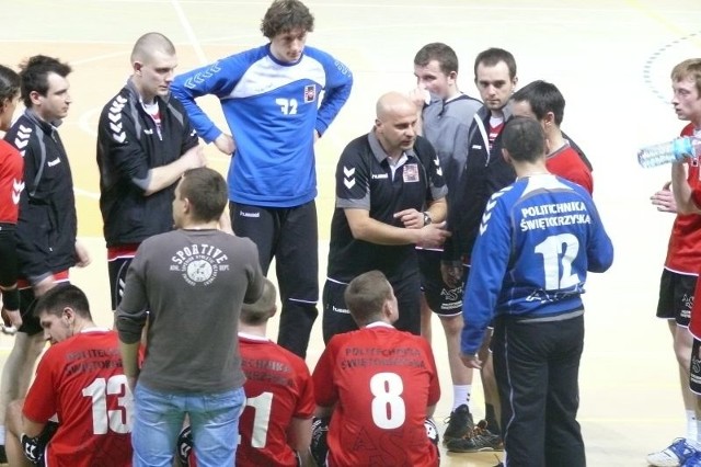 Piłkarze ręczni AZS Politechniki Świętokrzyskiej remisując z Vive Targi II Kielce zapewnili sobie czwarte miejsce w drugiej lidze na koniec sezonu.