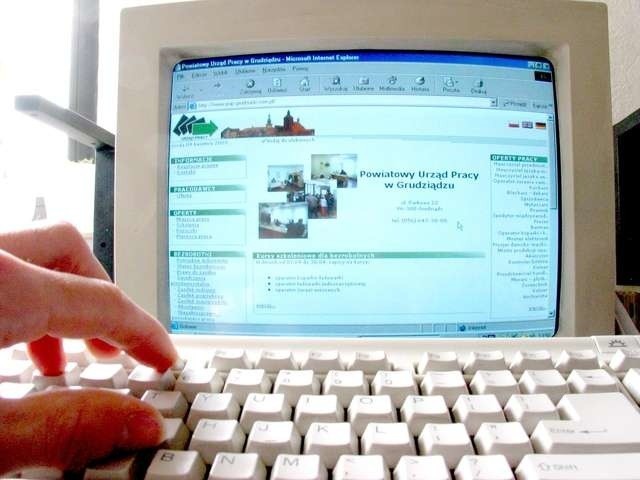 W dobie internetu osoby starsze, niekorzystające z komputera, mają duże problemy ze znalezieniem adresu konkretnej instytucji 