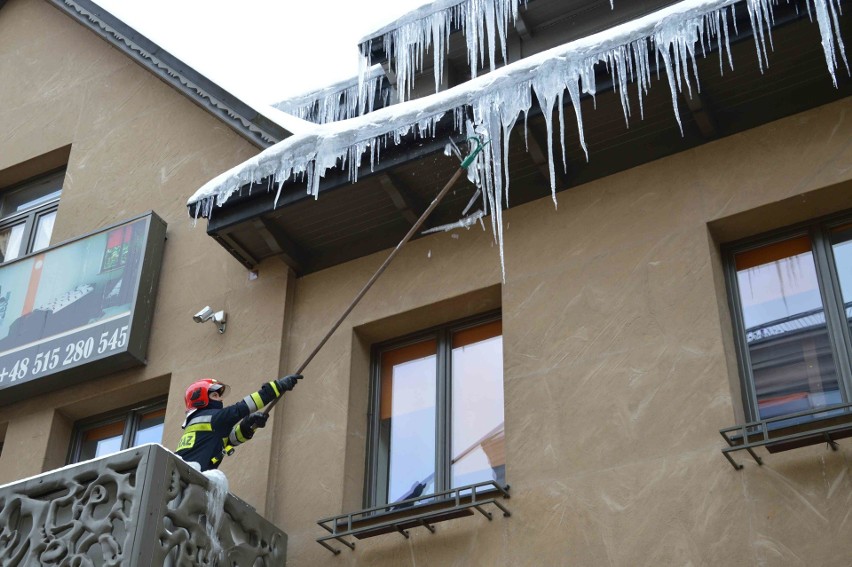 Zakopane. Straż pożarna strącała sople z dachów [ZDJĘCIA]