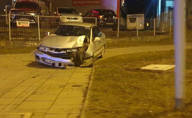 1,5 promila alkoholu w organizmie miał 73-letni kierowca daewoo lanosa (na łodzko-wschodnich tablicach rejestracyjnych), który w niedzielę po południu na ul. Kolumny wjechał w słup. Czytaj więcej na następnej stronie