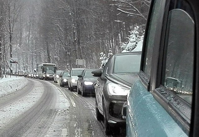 Trasa z Bielska-Białej do Szczyrku jest całkowicie zakorkowana przez tłumy narciarzy.