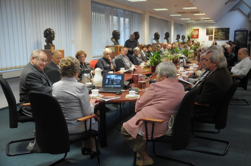 "Wieża spadochronowa" to najpiękniejsza książka o Katowicach - mówi prof. Krystyna Heska-Kwaśniewicz