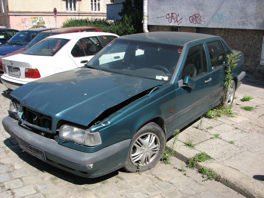 Zniszczony samochód przy ul. Stalowej