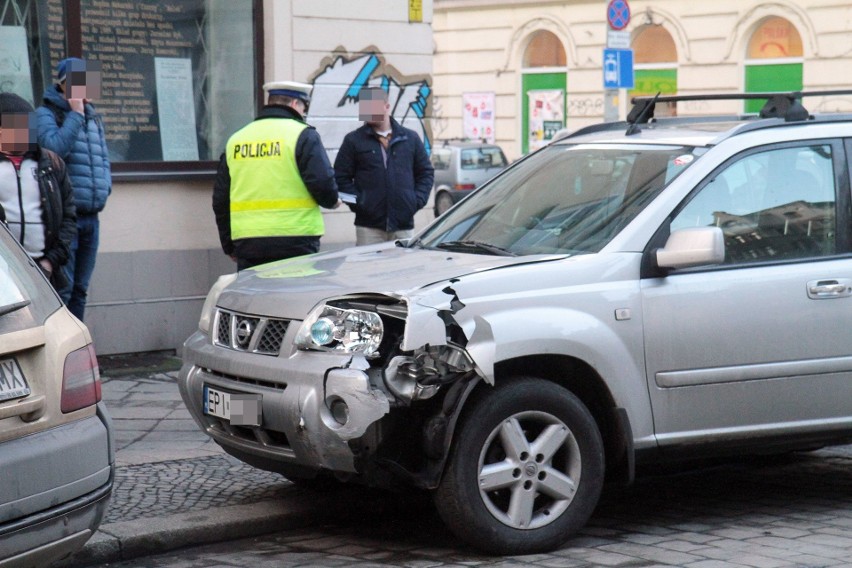 Wypadek na Nowowiejskiej. Nissan uderzył w smarta, bo obok jechał tramwaj [ZDJĘCIA]