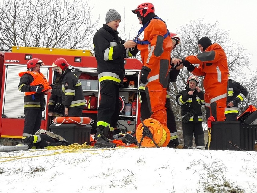 Strażacy ratowali osoby, pod którymi załamał się lód [ZDJĘCIA]