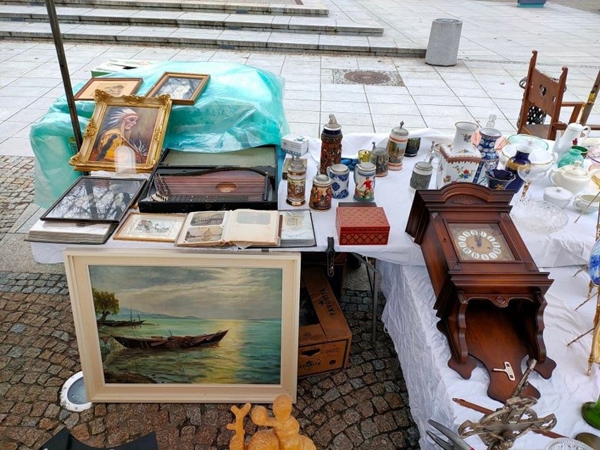 Miłośnicy przedmiotów z danych lat spotkali się w centrum. Zobacz, co można było znaleźć na minijarmarku przy Ratuszu