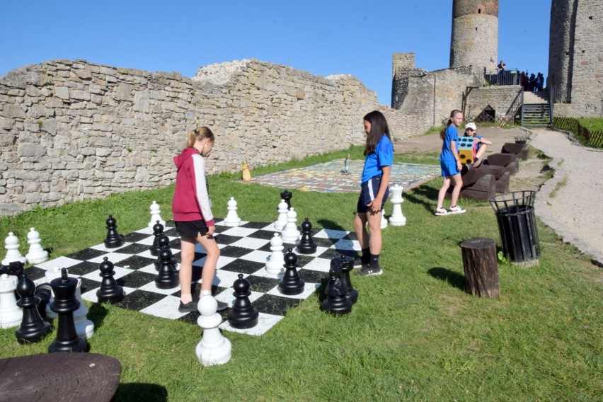 Dzień Dziecka na zamku w Chęcinach z atrakcjami. Były nawet wielkoformatowe szachy i Koło Fortuny! Zobacz zdjęcia