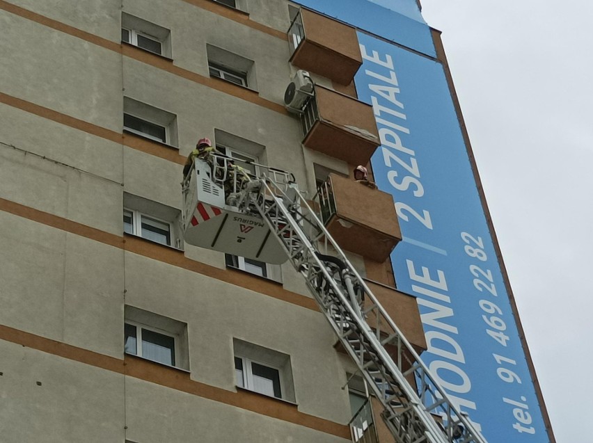 Strażacy sprawdzają co dzieje się z mieszkanką bloku na Alei Niepodległości w Szczecinie 