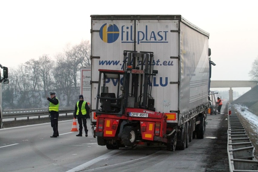 Wypadek tira wiozącego okna na autostradzie A4