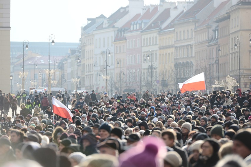 Pogrzeb Pawła Adamowicza [ZDJĘCIA] Warszawa pożegnała prezydenta Gdańska. Znicze wokół kolumny Zygmunta i transmisja na pl. Zamkowym