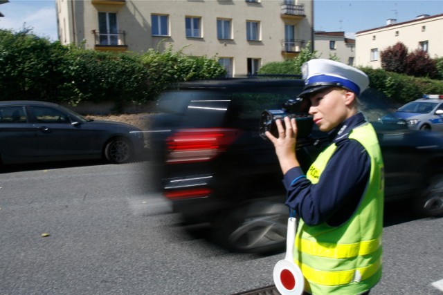 Policjanci odebrali prawa jazdy dwóm kierowcom.