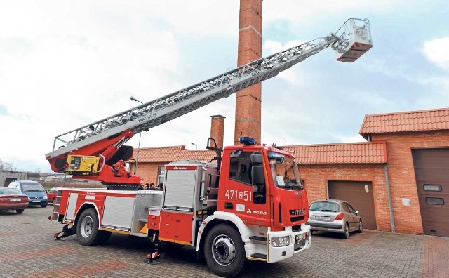 Nowa drabina jest wyposażona w kosz, który może udźwignąć do czterech osób. Specjalna przystawka umozliwia także transport ewakuowanej osoby na noszach.